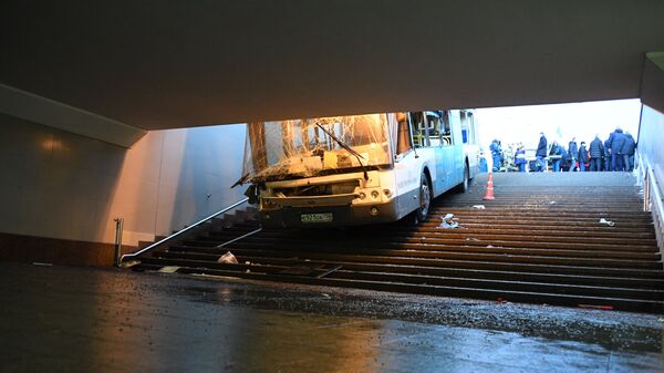 Автобус въехал в подземный переход на станции метро Славянский бульвар в Москве