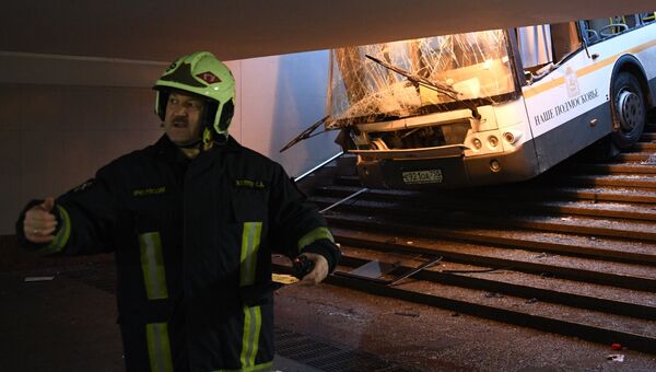 Автобус въехал в подземный переход у станции метро Славянский бульвар в Москве