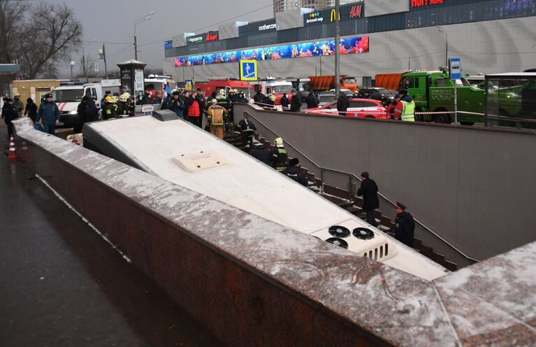 Автобус въехал в подземный переход у станции метро Славянский бульвар в Москве