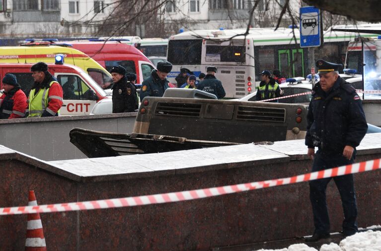 Автобус въехал в подземный переход у станции метро Славянский бульвар в Москве