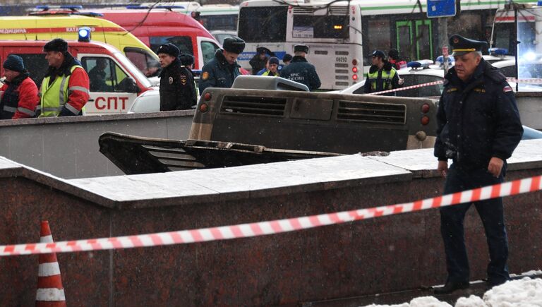 Автобус въехал в подземный переход у станции метро Славянский бульвар в Москве