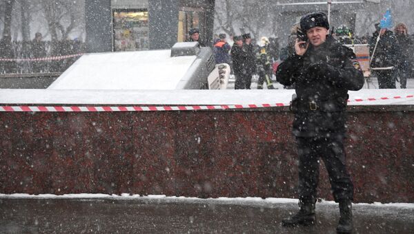 Полицейский на месте происшествия, где автобус въехал в подземный переход у станции метро Славянский бульвар. 25 декабря 2017