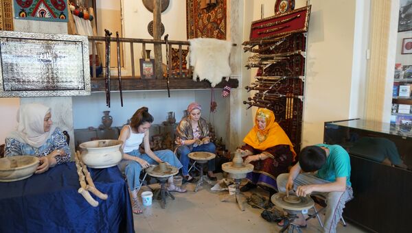 Дагестанские мастера народных ремесел за работой