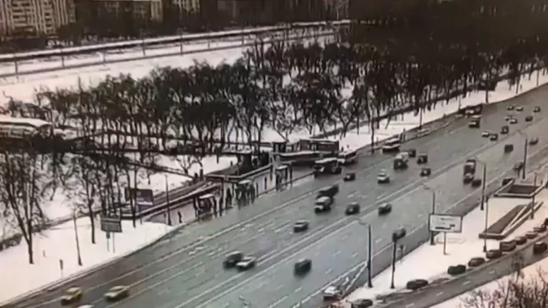 Автобус въехал в толпу у метро Славянский бульвар. Съемка камеры слежения Автобус въехал в толпу у метро Славянский бульвар. Съемка камеры слежения