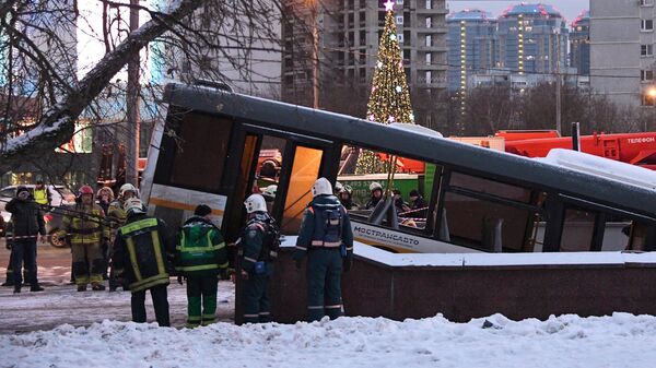 Автобус въехал в подземный переход у станции метро Славянский бульвар в Москве. 25 декабря 2017