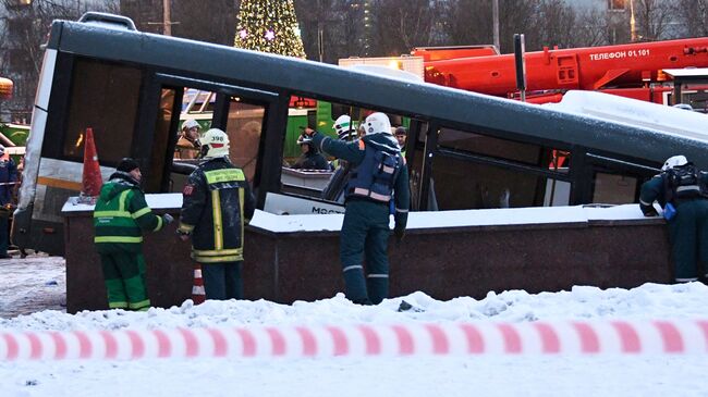 Автобус въехал в подземный переход у станции метро Славянский бульвар в Москве. 25 декабря 2017