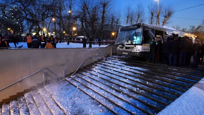 Сотрудники МЧС эвакуируют автобус, въехавший в подземный переход у станции метро Славянский бульвар. 25 декабря 2017