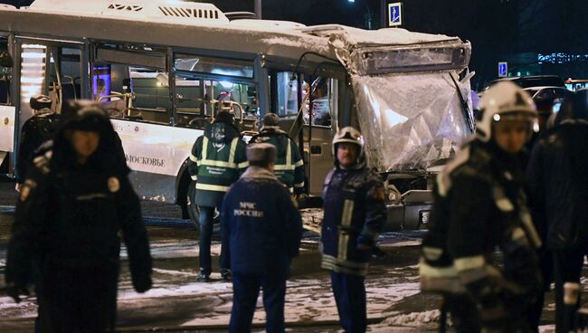 Эвакуация автобуса, въехавшего в подземный переход у станции метро Славянский бульвар. 25 декабря 2017