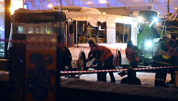 Эвакуация автобуса, въехавшего в подземный переход у станции метро Славянский бульвар. 25 декабря 2017