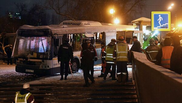 Эвакуация автобуса, въехавшего в подземный переход у станции метро Славянский бульвар. 25 декабря 2017