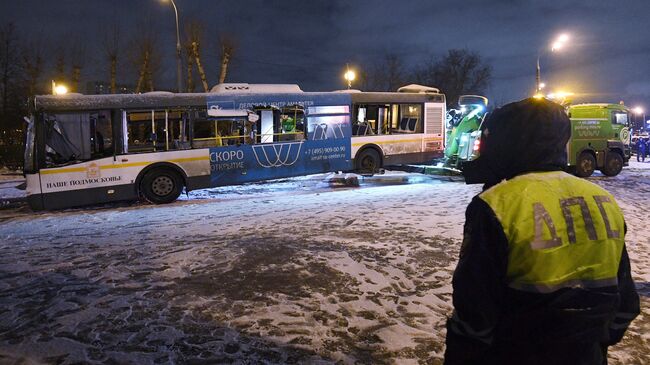 Эвакуация автобуса, въехавшего в подземный переход у станции метро Славянский бульвар. 25 декабря 2017