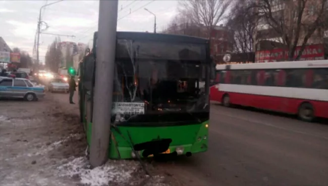 На месте ДТП с маршрутным автобусом в Саратове