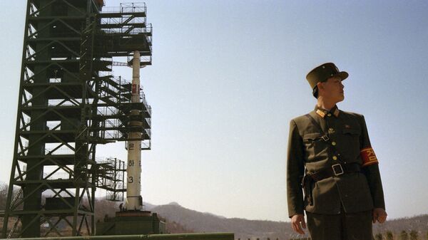 Северокорейский военнослужащий на космодроме Сохэ в провинции Пхёнан-Пукто, КНДР. Архивное фото