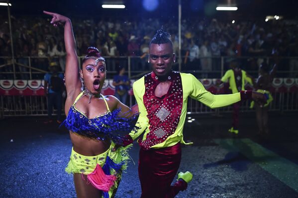 Парад танцоров сальсы в Колумбии