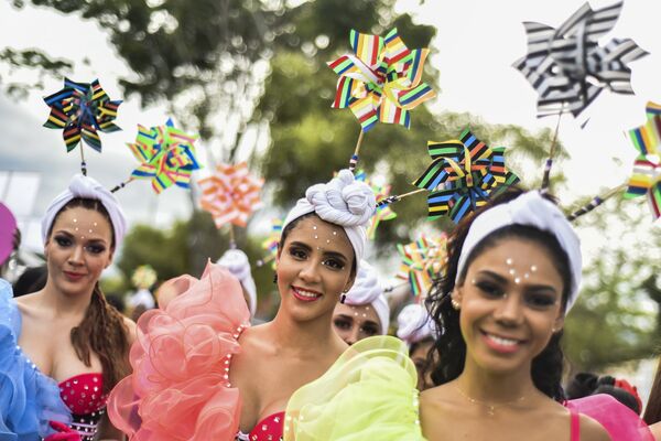 Парад танцоров сальсы в Колумбии