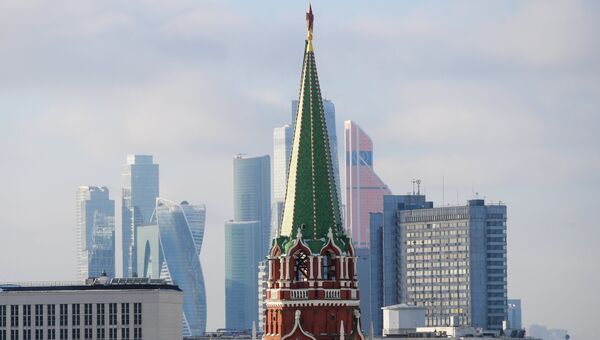 Никольская башня Московского Кремля и небоскребы Москва-сити. Архивное фото