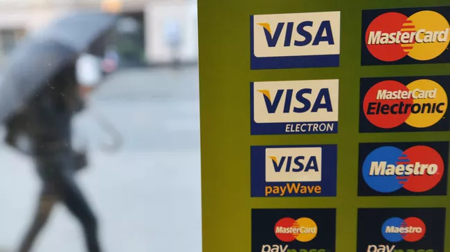 Логотипы Visa и Mastercard на информационном постере