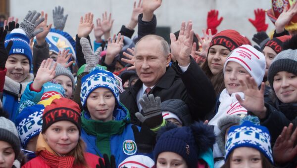 Президент РФ Владимир Путин во время встречи на Соборной площади с детьми - гостями Кремлевской елки. 26 декабря 2017