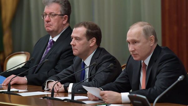 Президент РФ Владимир Путин и председатель правительства РФ Дмитрий Медведев во время встречи с членами кабинета министров в Доме правительства РФ. 26 декабря 2017