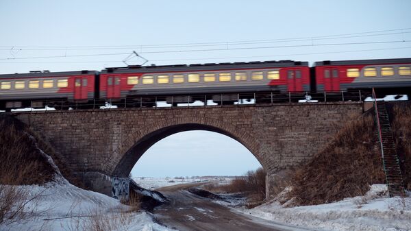 Электропоезд на Транссибирской железнодорожной магистрали вблизи Новосибирска. Архив