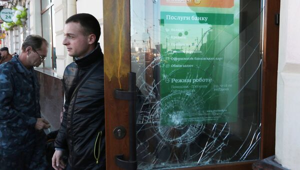 Последствия нападения радикалов на отделение украинской дочки Сбербанка во Львове. 26 декабря 2017