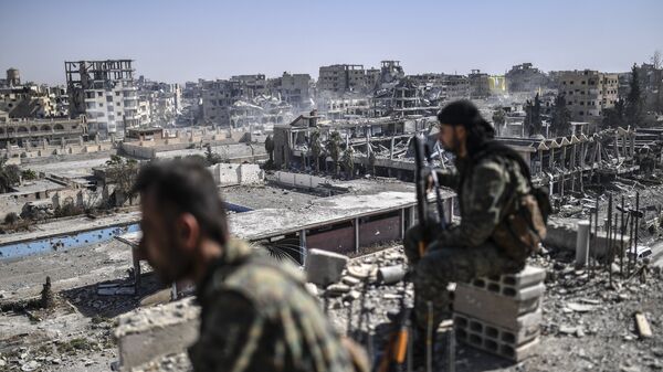 Курдские бойцы Сирийских демократических сил в Ракке, Сирия. Архивное фото