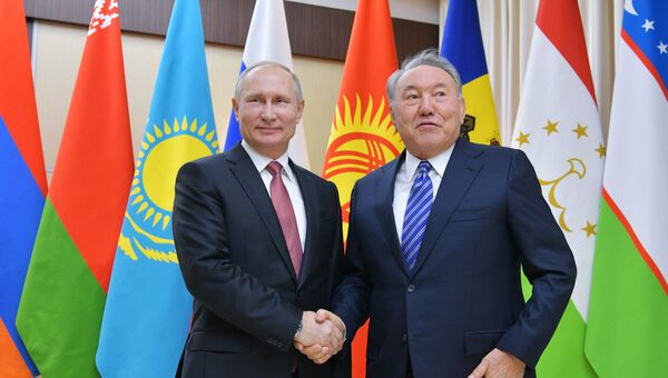 Президент РФ Владимир Путин и президент Республики Казахстан Нурсултан Назарбаев  перед началом неформальной встречи глав государств СНГ. 26 декабря 2017