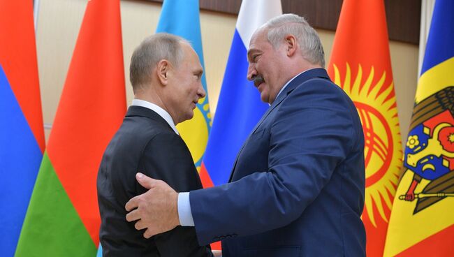 Президент РФ Владимир Путин и президент Республики Беларусь Александр Лукашенко перед началом неформальной встречи глав государств СНГ. 26 декабря 2017