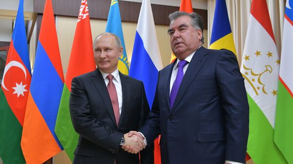 Президент РФ Владимир Путин и президент Республики Таджикистан Эмомали Рахмон перед началом неформальной встречи глав государств СНГ. 26 декабря 2017