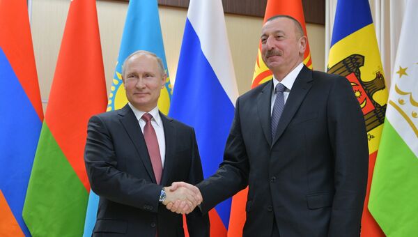 Президент РФ Владимир Путин и президент Азербайджанской Республики Ильхам Алиев перед началом неформальной встречи глав государств СНГ. 26 декабря 2017