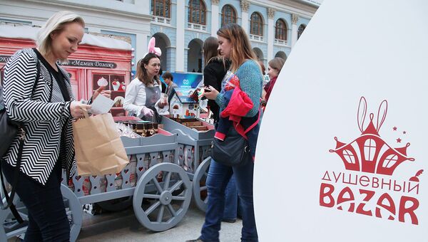Посетители на Благотворительной ярмарке Душевный Bazar в Москве