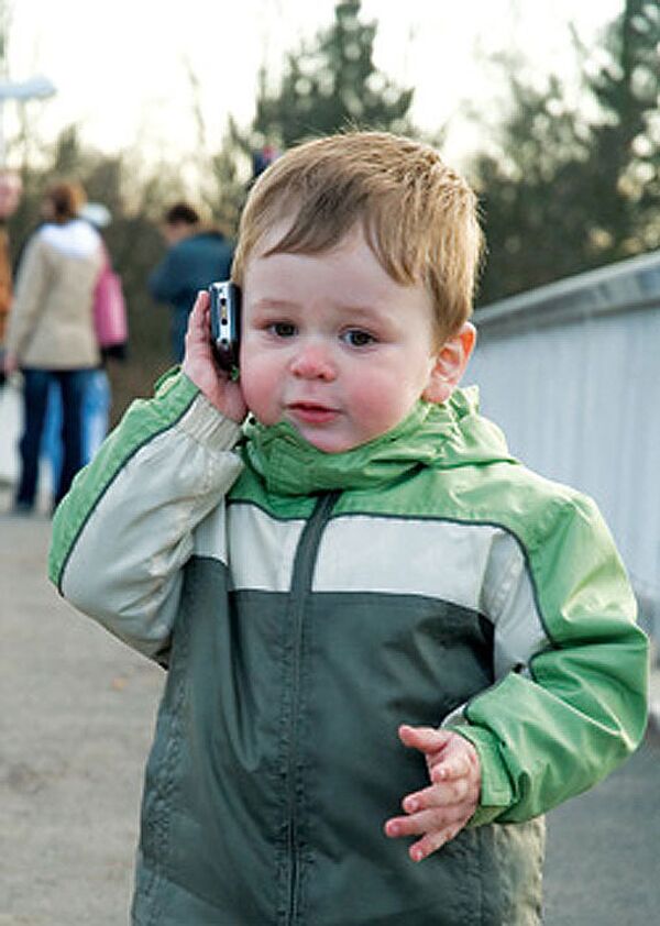 Ребенок с телефоном