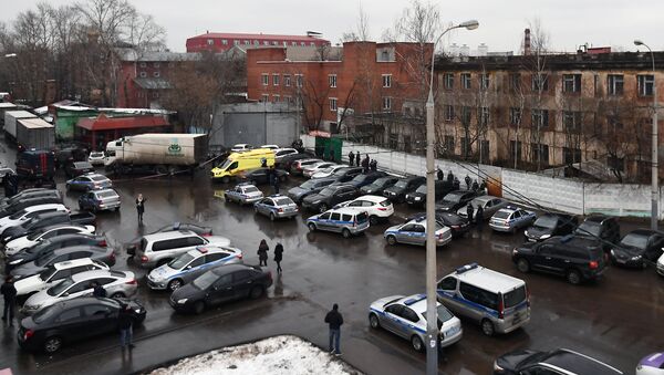 Полиция и автомобиль реанимации на Иловайской улице. 26 декабря 2017