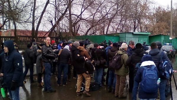 Журналисты на месте стрельбы в здании фабрики Меньшевик
