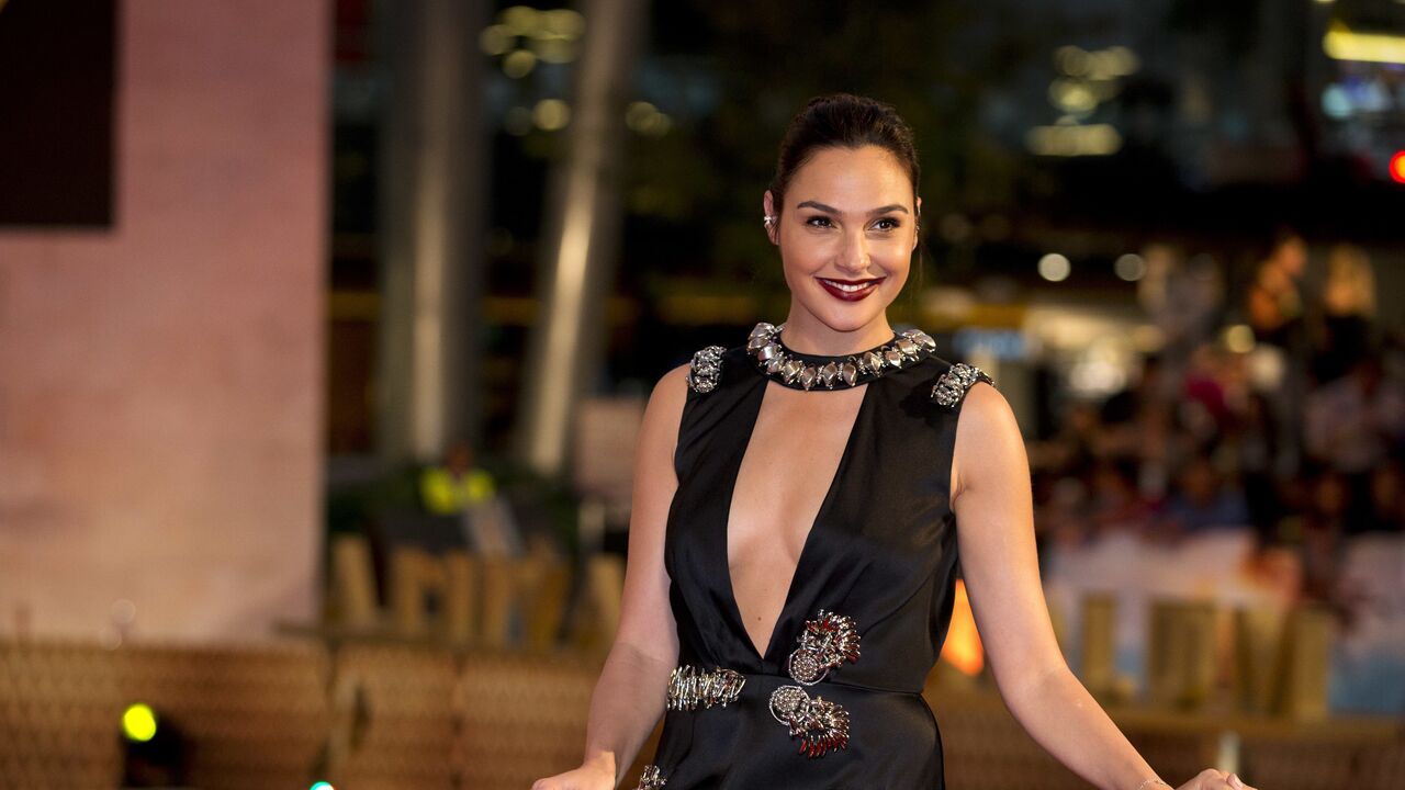 Ер адам үстелдің үстінде кеуделі хатшыны трахает Қысқа порно видеолар