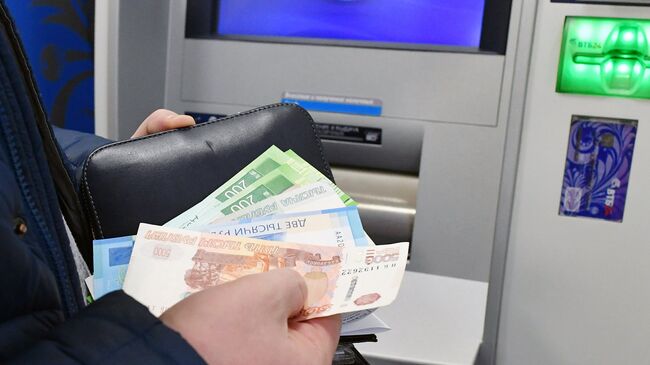 Снятие денег в банковском терминале в Москве