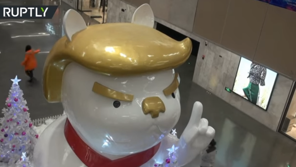 В китайском супермаркете установили фигуру собаки с прической Трампа