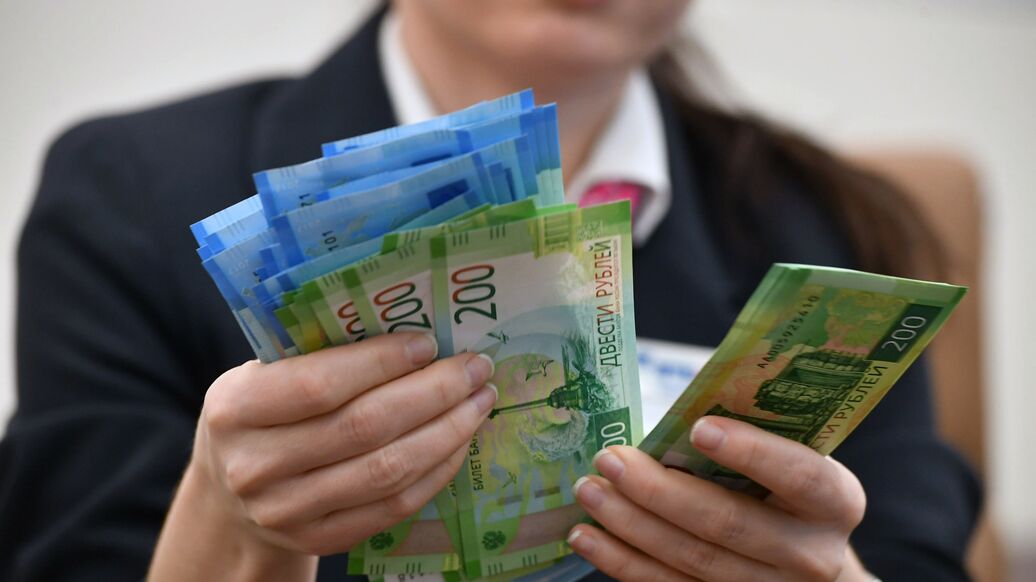 Названы категории работников, которым повысят зарплату с 1 октября