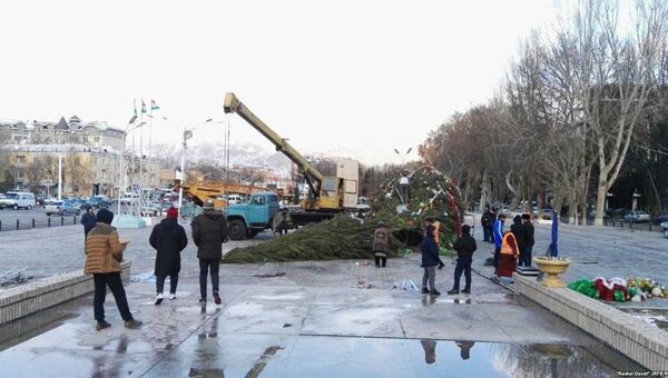В Худжанде на севере Таджикистана сильный шквалистый ветер снес главную елку города. 27 декабря 2017