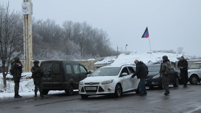 Обмен военнопленными между ДНР и Украиной в Донецкой областиАвтомобили на блок-посту на окраине Горловки Донецкой области, где произойдет обмен военнопленными между ДНР и Украиной