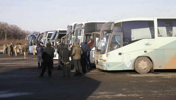 Автобусы, перевозящие военнопленных ДНР и ЛНР к месту обмена в районе города Бахмут в Донецкой области