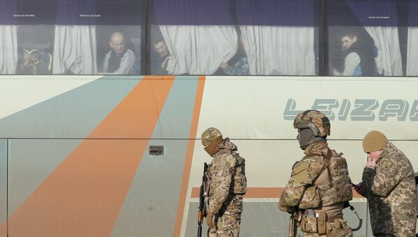 Украинские военные рядом с автобусом, перевозящим военнопленных ДНР и ЛНР к месту обмена в районе города Бахмут в Донецкой области. 27 декабря 2017