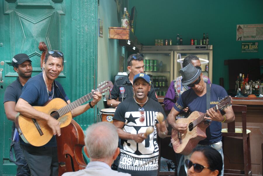Музыканты в уличном кафе Гаваны