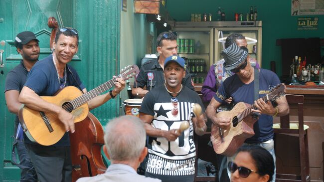 Музыканты в уличном кафе Гаваны
