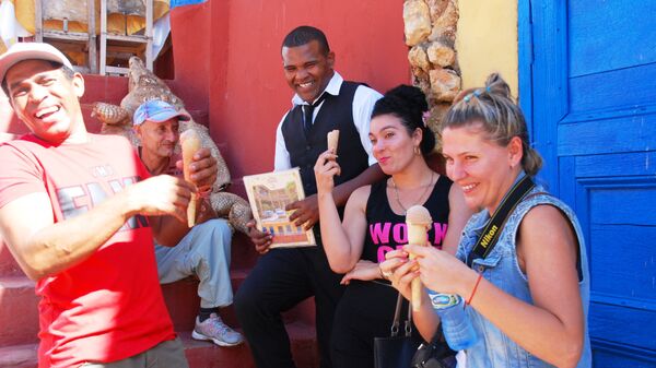 Кубинцы и туристы на улице кубинского Тринидада