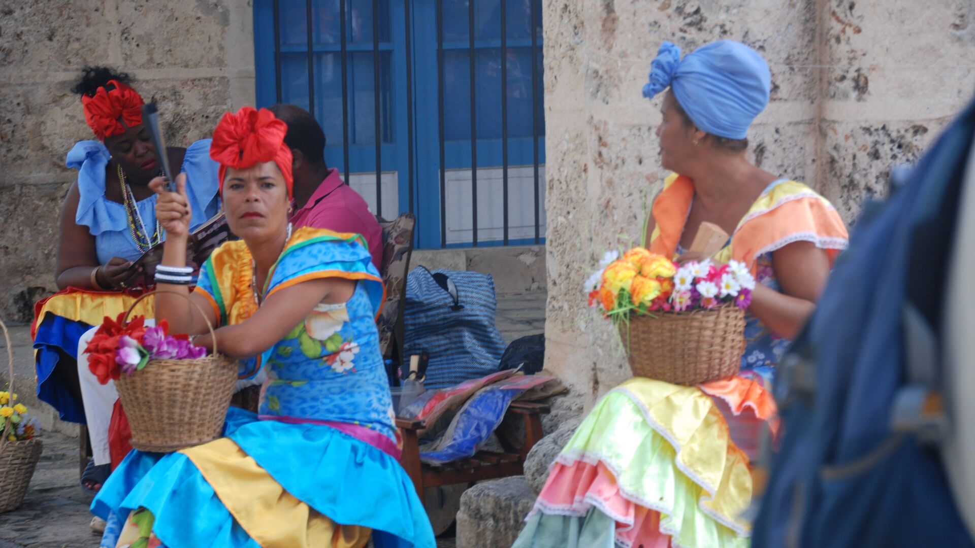 Кубинская администрация. Варадеро кубинцы. Кубинский национальный костюм. Кубинские женщины. Кубинский национальный костюм женский.