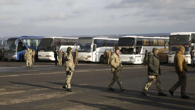 Украинские военные рядом с автобусомами, перевозящим военнопленных ДНР и ЛНР к месту обмена в районе города Бахмут в Донецкой области. 27 декабря 2017