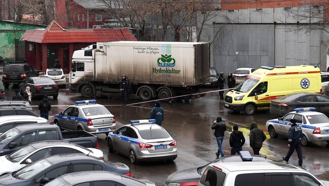 Полиция и автомобиль реанимации на Иловайской улице. 27 декабря 2017