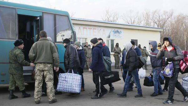 Военнопленные из ЛНР  садятся на автобус во время обмена пленными в Донецкой области