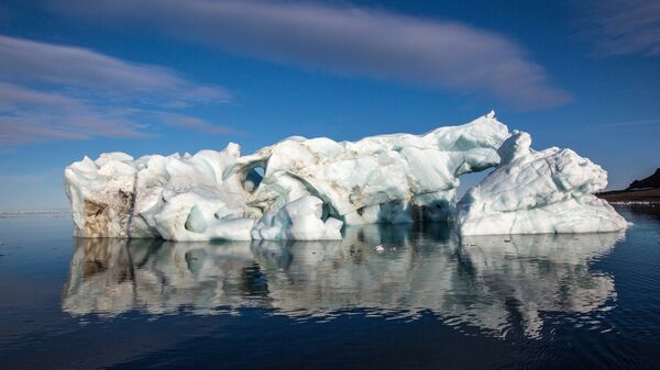 Айсберг у берегов одного из островов архипелага Земля Франца-Иосифа